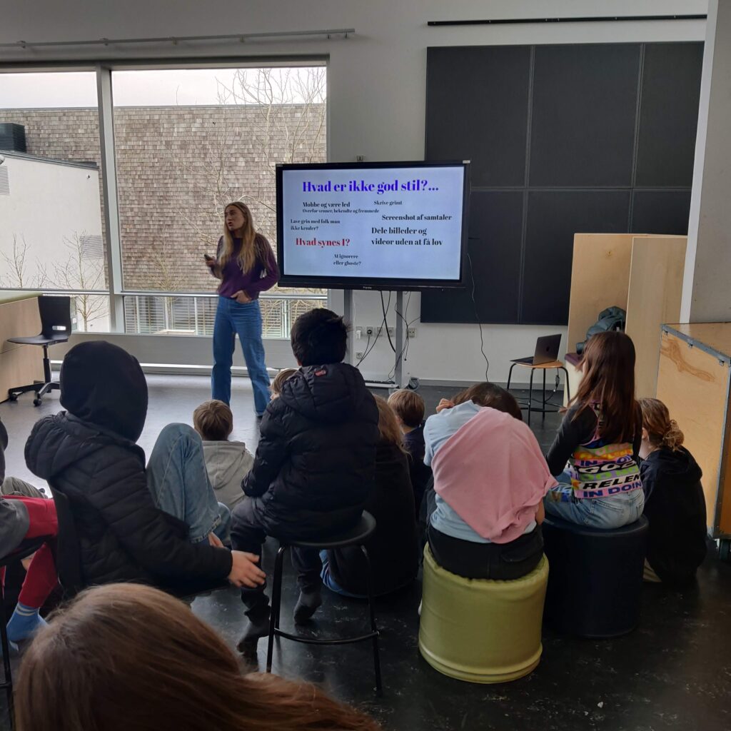 Carousel image showing a presentation for school classes.