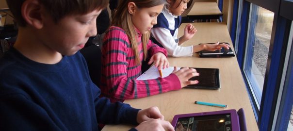 skolebørn der bruger digitale enheder