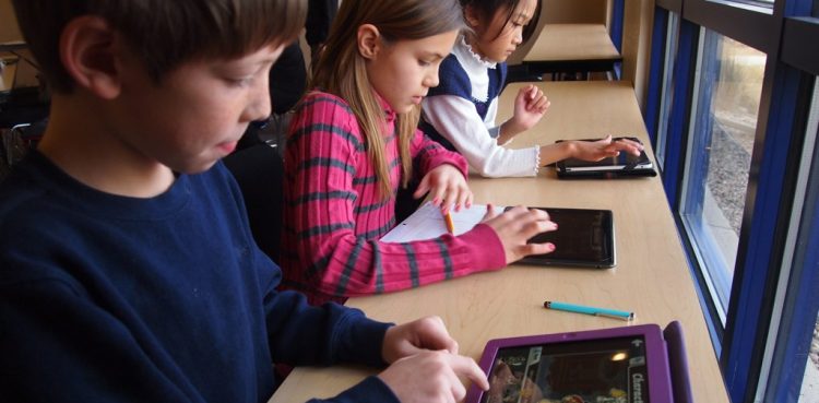 skolebørn der bruger digitale enheder
