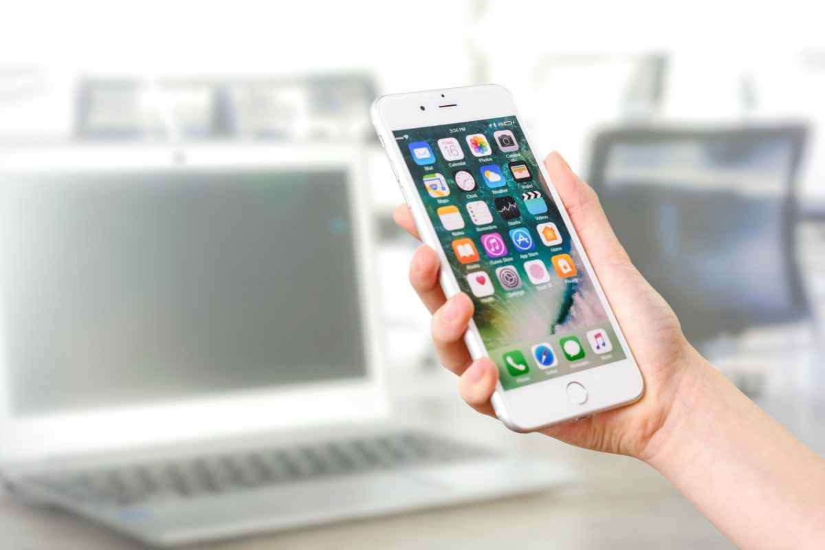 en person der holder en smartphone i hånden