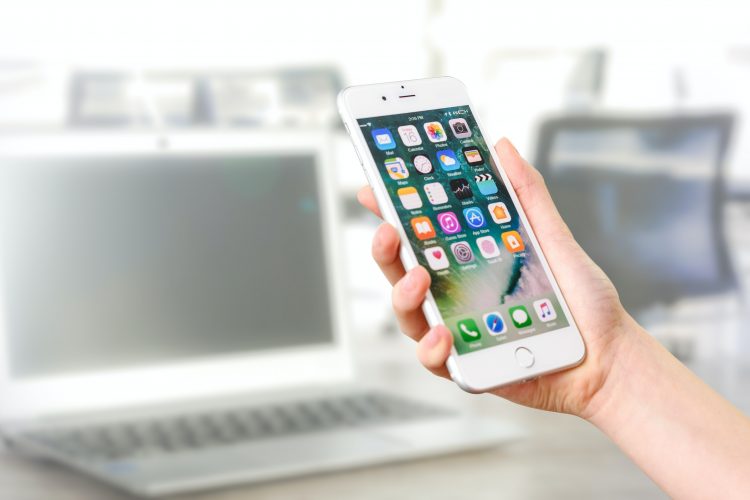 en person der holder en smartphone i hånden