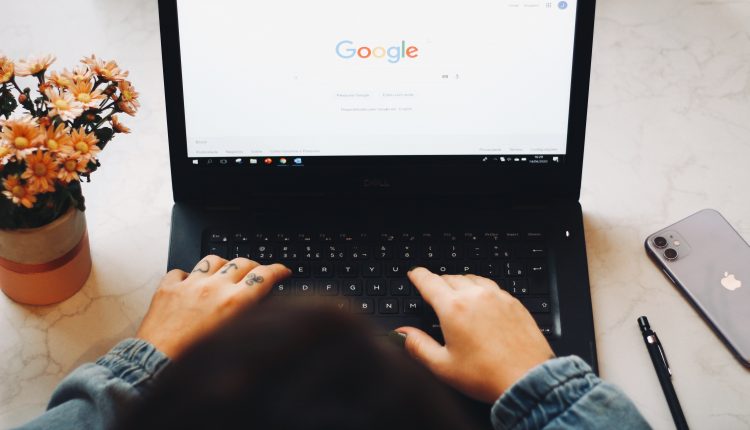 en person der bruger en computer til at søge på google
