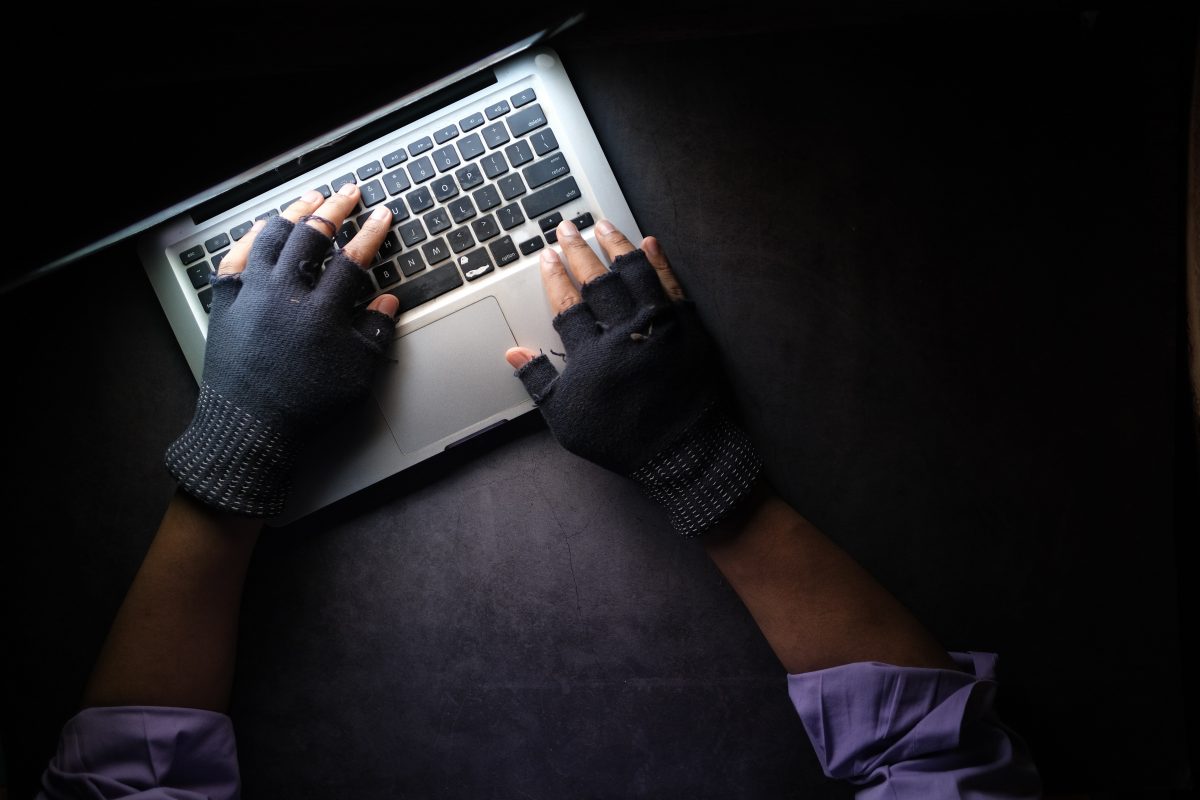 en person taster noget ind på en computer