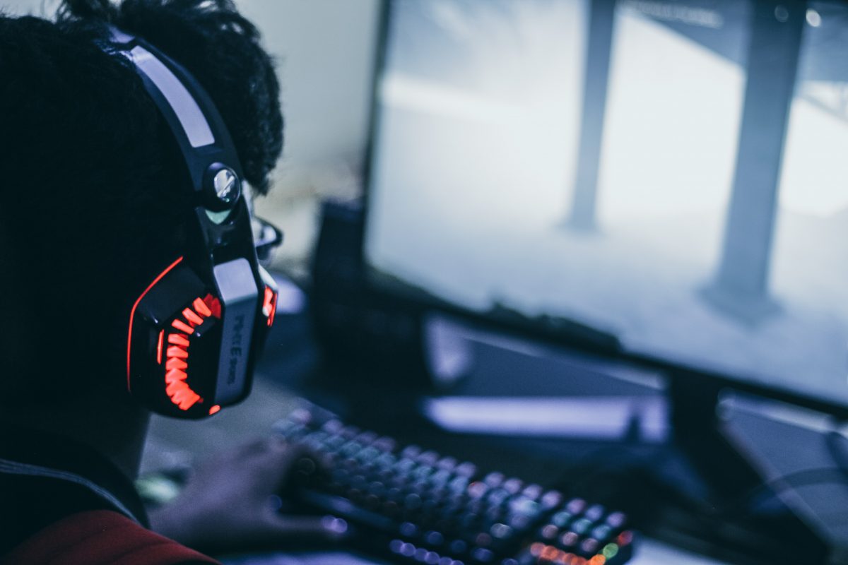 en person der spiller online spil med headset på
