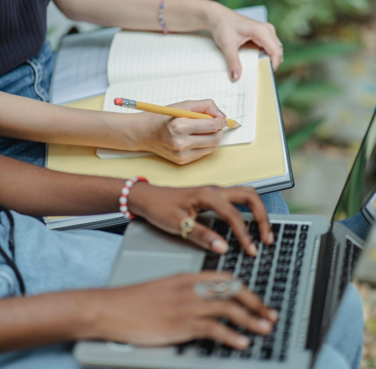 skoleelever, en med pen og papir, en anden med en computer
