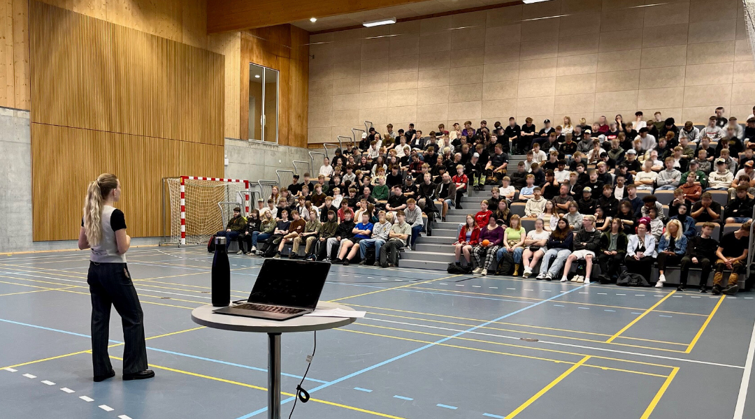 Elever på HANSENBERG der lytter til oplæg om digitale dilemmaer.